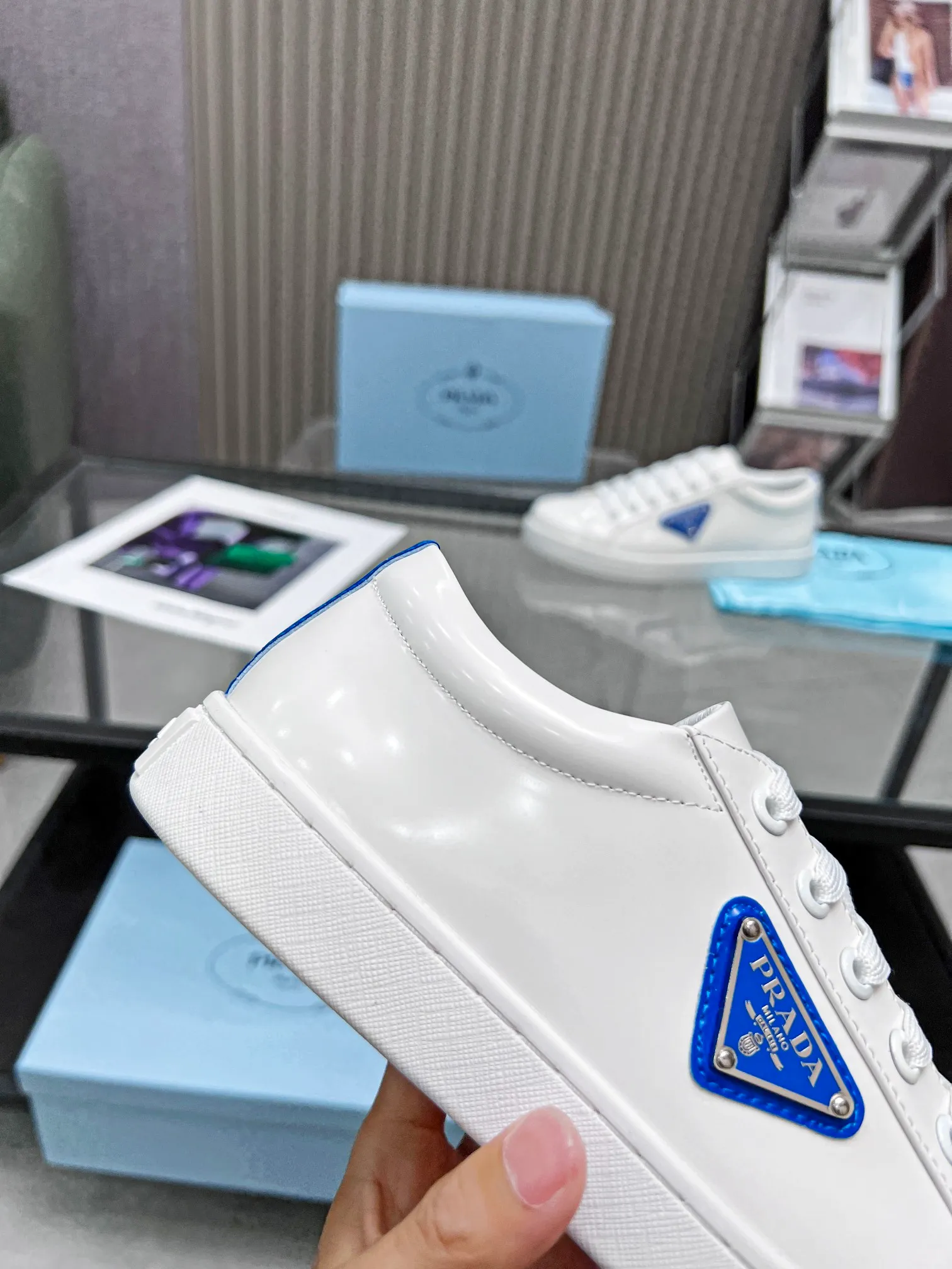 💕💕Factory direct selling price p440💕💕 Men's size +10 🔥🔥🔥4044 Louis Vuitton official website synchronized couple sneakers, this Run Away sneaker is made of calf leather and Monogram nylon print plus technical rubber outsole, LV letters are written on the side, and LV Circle is engraved on the metal shock-absorbing structure Logo, hidden insole subtly increases the height, reproducing the classic design of Louis Vuitton shoe series. Sizes for women are 35-42, men’s sizes are 39-46.